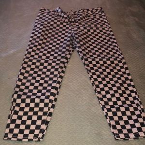 # Sale Woman pre own black and white block pants, Good condition.